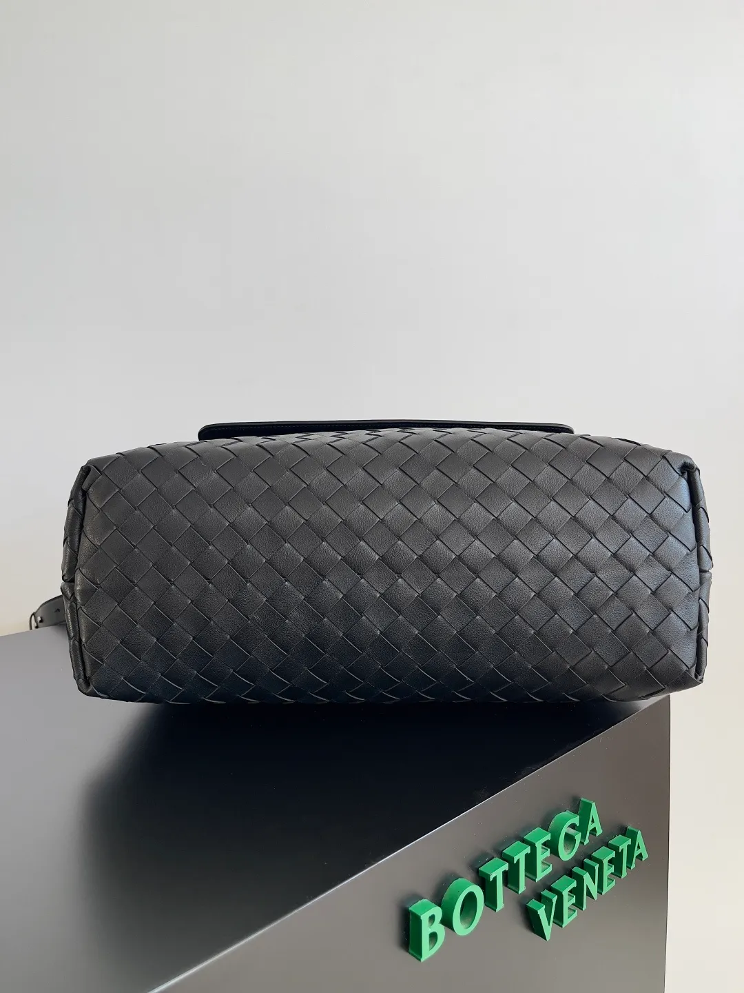 Batch 2460 BOTTEGA VENETA 2025 new men's ANDIAMO backpack Bottega Veneta's main recommendation is undoubtedly Andiamo. The first new favorite of 2025 is a men's splayed buckle bag. It can be seen that the designer has used many small ideas. The detachable cross-body strap is very convenient for elite office workers to carry their work diary. Reduce the burden on your hands when carrying office supplies. The interior is divided into two large compartments and a small zippered compartment. Unlike the women's model, the compartments here are not detachable. The fixed large single layer also makes it easier to pack lightly when going out to work and avoids the accumulation of too many small items. Style number: 807715 Size: 37*26*13cm